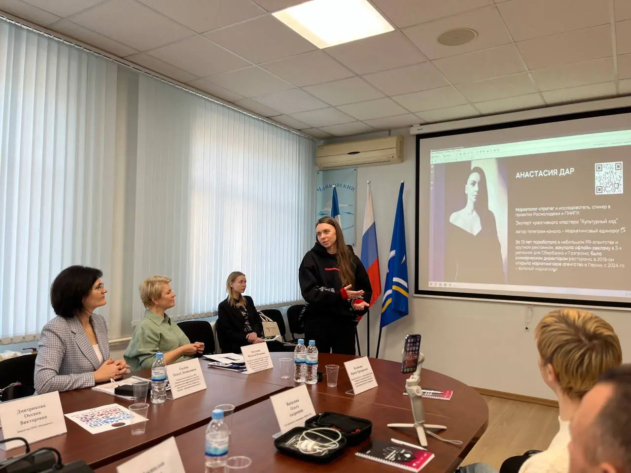 Пост из серии #HRмаркетологединорог
Про факты, логику и почему этот вектор для меня не случайный 😎
За 14 лет в маркетинге и коммуникациях я не раз корректировала свой путь:
🟣уходила из найма на фрилан... | Сетка — социальная сеть от hh.ru