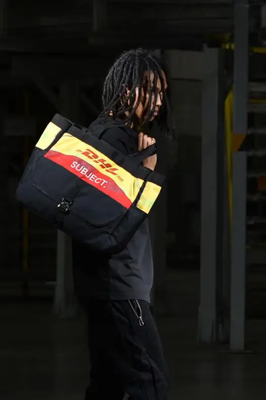 DHL совместно с японским брендом SUBJECT. представил коллекцию аксессуаров, созданных из списанных курьерских униформ.
В линейку вошли сумки разных форматов, выполненные из плотного текстиля | Сетка — социальная сеть от hh.ru