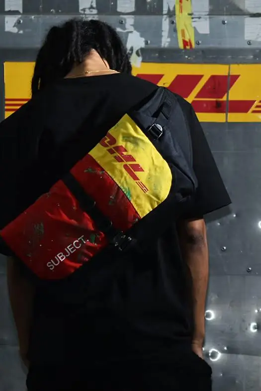 DHL совместно с японским брендом SUBJECT. представил коллекцию аксессуаров, созданных из списанных курьерских униформ.
В линейку вошли сумки разных форматов, выполненные из плотного текстиля | Сетка — социальная сеть от hh.ru