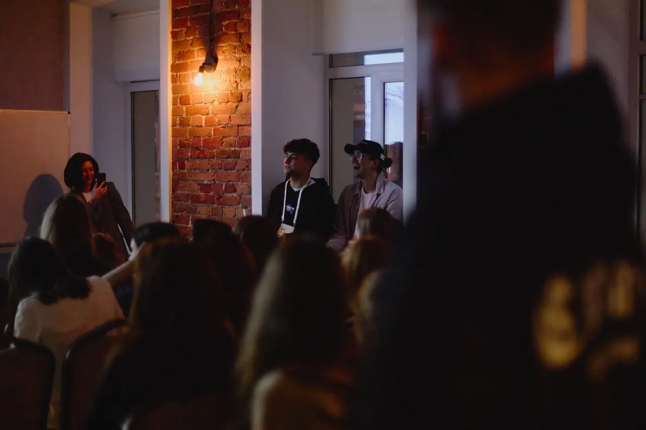 П — преображение))
Хоть один минус этого года стал плюсом: -10 килограмм и новая прическа))
Смотрю щас на старые фотки с мероприятий и хихикаю, как со мной ещё все знакомились, комплименты делали | Сетка — социальная сеть от hh.ru