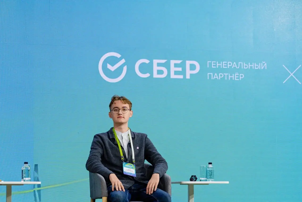 🎁 Профессиональные итоги и полезность
Год кончается — самое время подумать, а что это вообще было в 2025 🤓
Вышел на новое место работы
Теперь тружусь DevRel-ом на благо айтишки в ОТП Банке | Сетка — социальная сеть от hh.ru