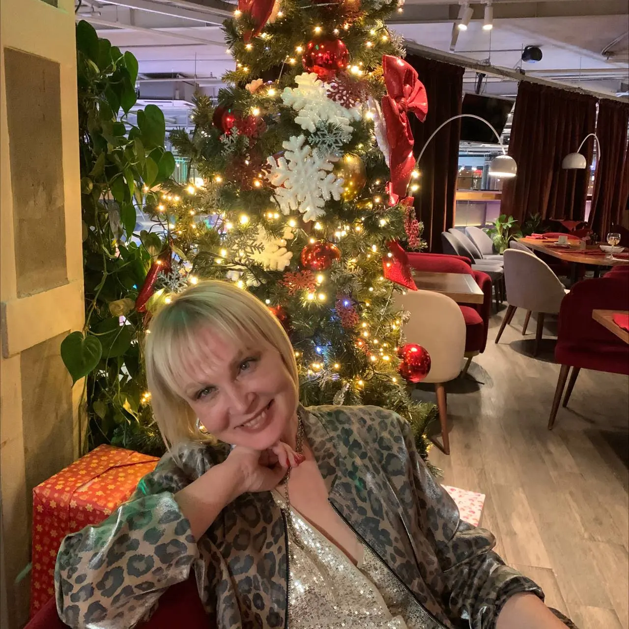 2️⃣Твой карьерный сценарий на 2026
На связи лидер «Осознанной карьеры» Катерина Сухобаевская.
Через 4 дня бой курантов, шампанское и то самое заветное желание, которое мы шепчем под бенгальские огни | Сетка — социальная сеть от hh.ru