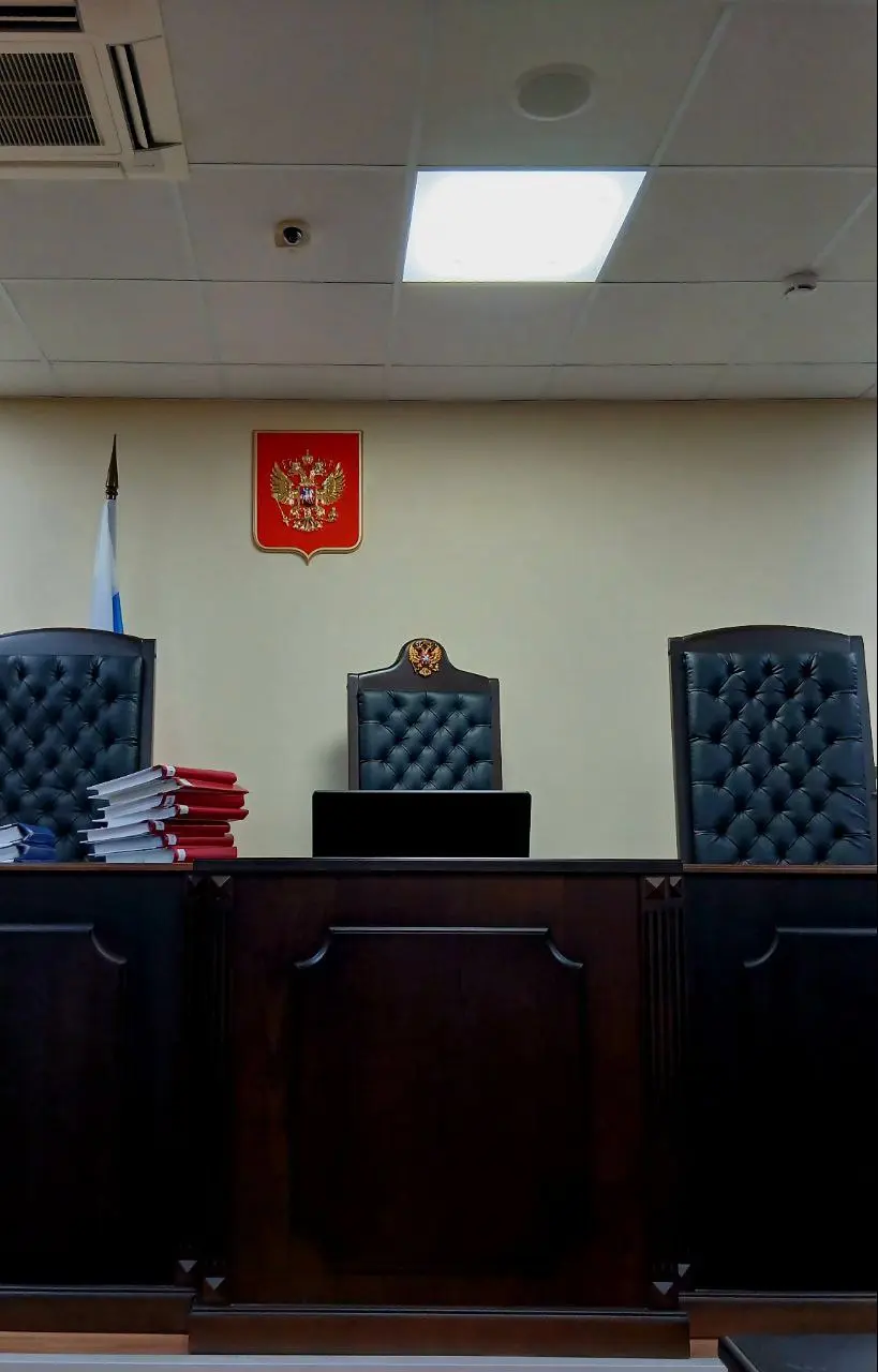 Конец года, а я — в суде.
Сегодня защищаю коллегу-юриста, обвинённого в пособничестве при уклонении от уплаты налогов в особо крупном размере (ст. 199 ч.2 УК РФ) | Сетка — социальная сеть от hh.ru