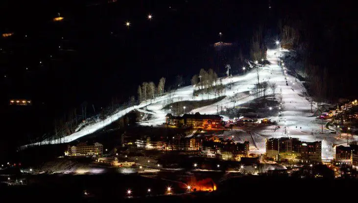 🌙🎿 Вечернее катание на курорте «Красная Поляна» открыто!
На курорте «Красная Поляна» в Сочи с сегодняшнего дня стартует время волшебства - атмосферное катание с видами на ночные горы | Сетка — социальная сеть от hh.ru