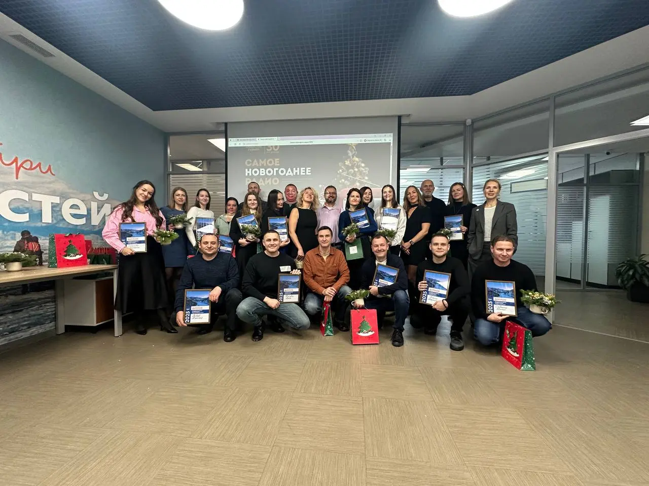 Лучший сотрудник года: поздравляем наших героев 🏆
Результат работы компании — это всегда сумма усилий сотен людей на разных позициях | Сетка — социальная сеть от hh.ru