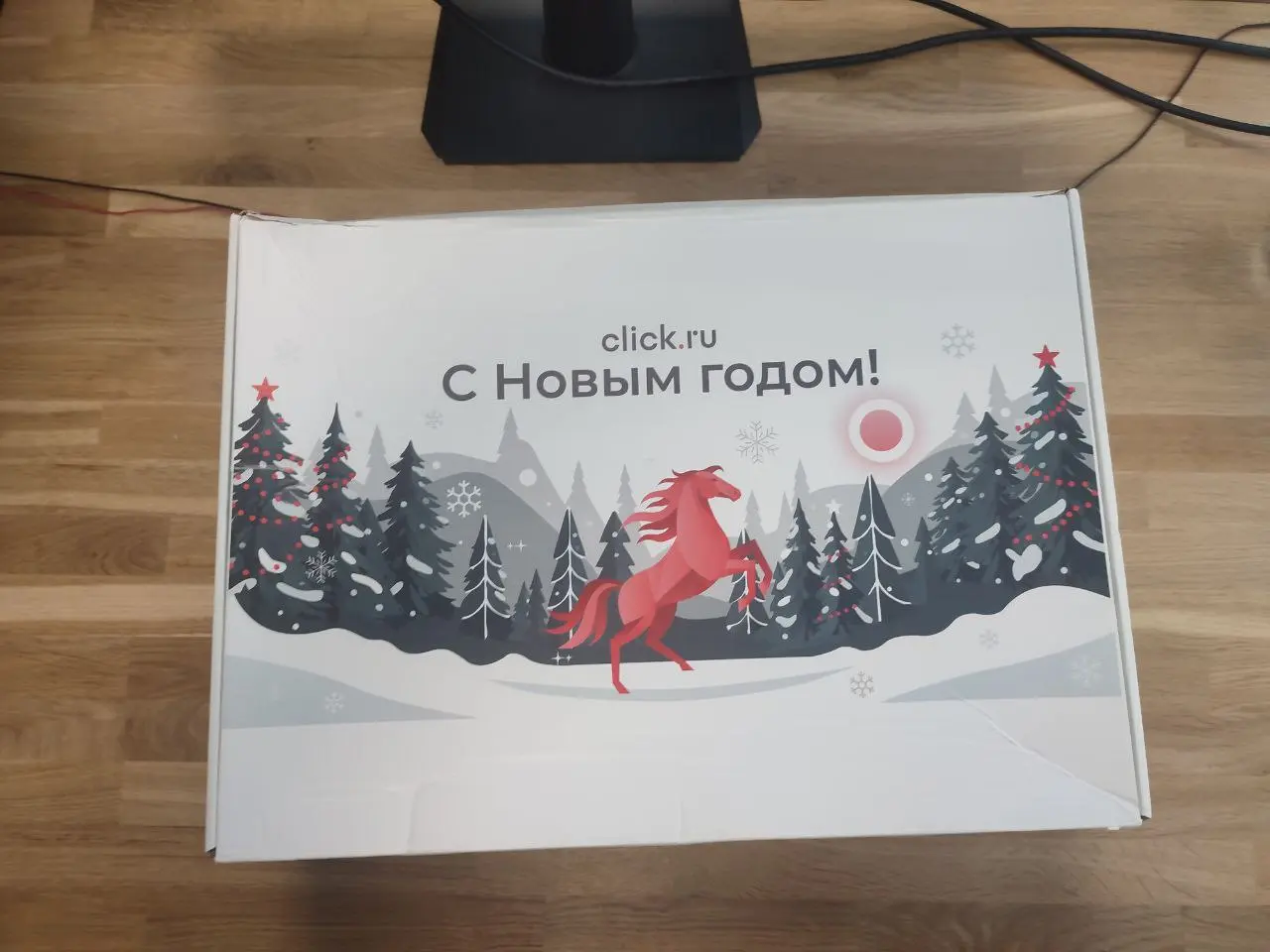 Пошли презенты от партнёров. Приятно.
А Елама в этом году сплоховала )) | Сетка — социальная сеть от hh.ru