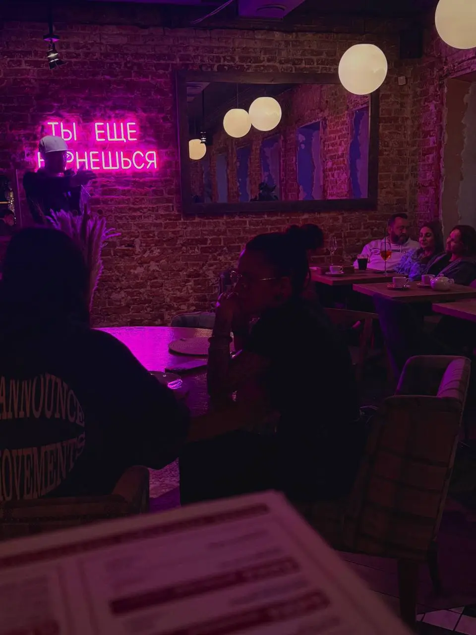 🍸 Bar Brooms ищет энергичных официантов
✨ Любишь общаться с людьми
✨ Умеешь создавать тепло и уют для гостей
✨ Хочешь развиваться в ресторанной сфере
🧾 Вакансия. ОФИЦИАНТ
📌 Условия
• График. 5.2 или 4 | Сетка — социальная сеть от hh.ru