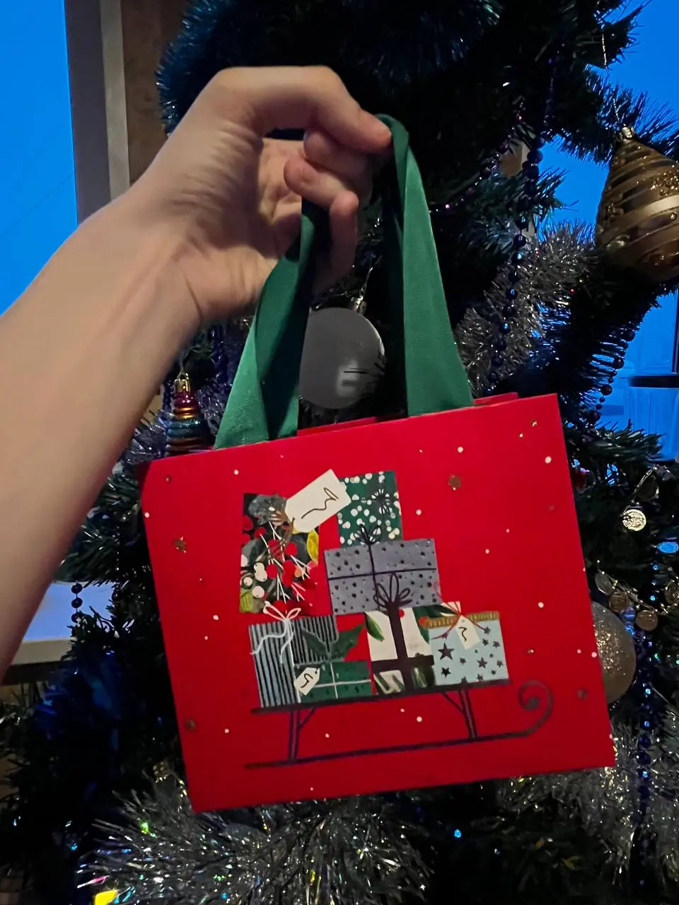 Кофейные котики, с наступающим!
🎁Санту мы разыграли на славу, а один из моих преданных котиков даже смог подарить лично мне мой подарок!
Там безумно вкусные массажные свечки | Сетка — социальная сеть от hh.ru
