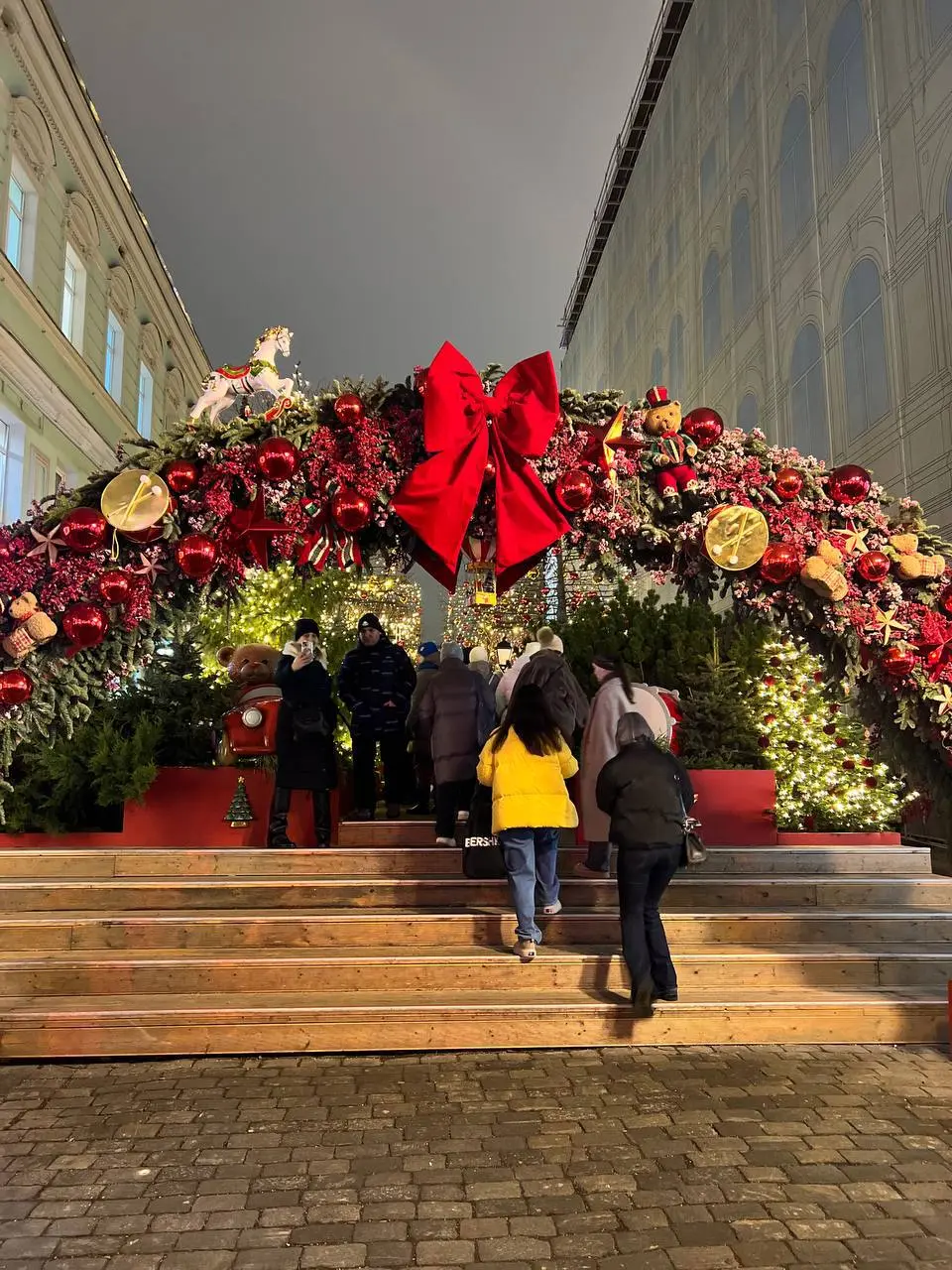 С наступающим 🎄🎅🎅
Этот год был разный.
У кого-то сложный, у кого-то насыщенный, у кого-то внезапно поворотный | Сетка — социальная сеть от hh.ru