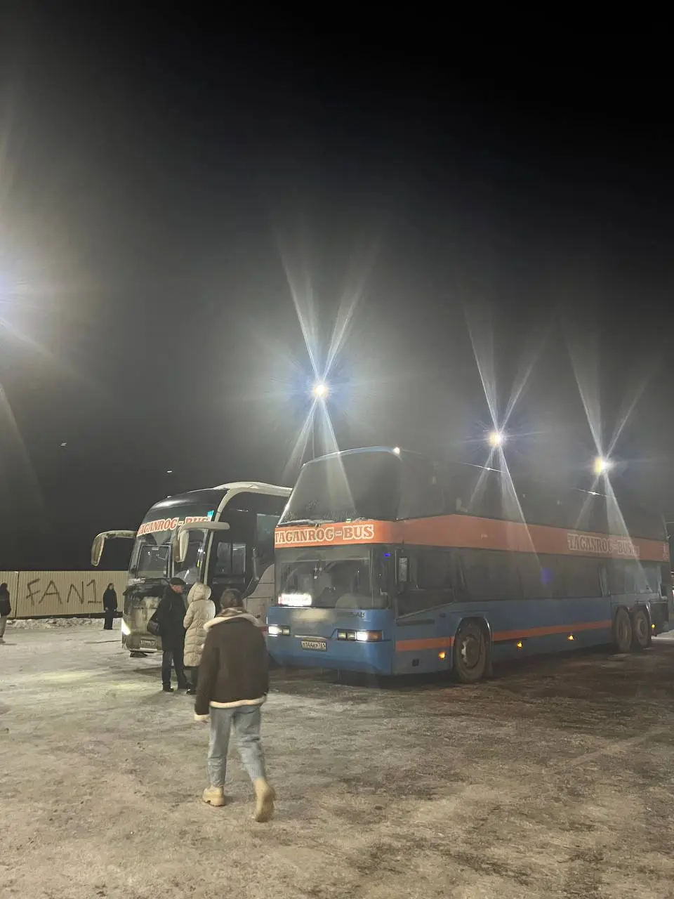 17,5 часов в автобусе
час на машине
и вот я дома в Кущевке
не скажу, что мне понравилась дорога, но всё же лучше суток в поезде 🫠
правда есть очевидные минусы:

писаешь не когда хочешь ты, а когда хоч... | Сетка — социальная сеть от hh.ru