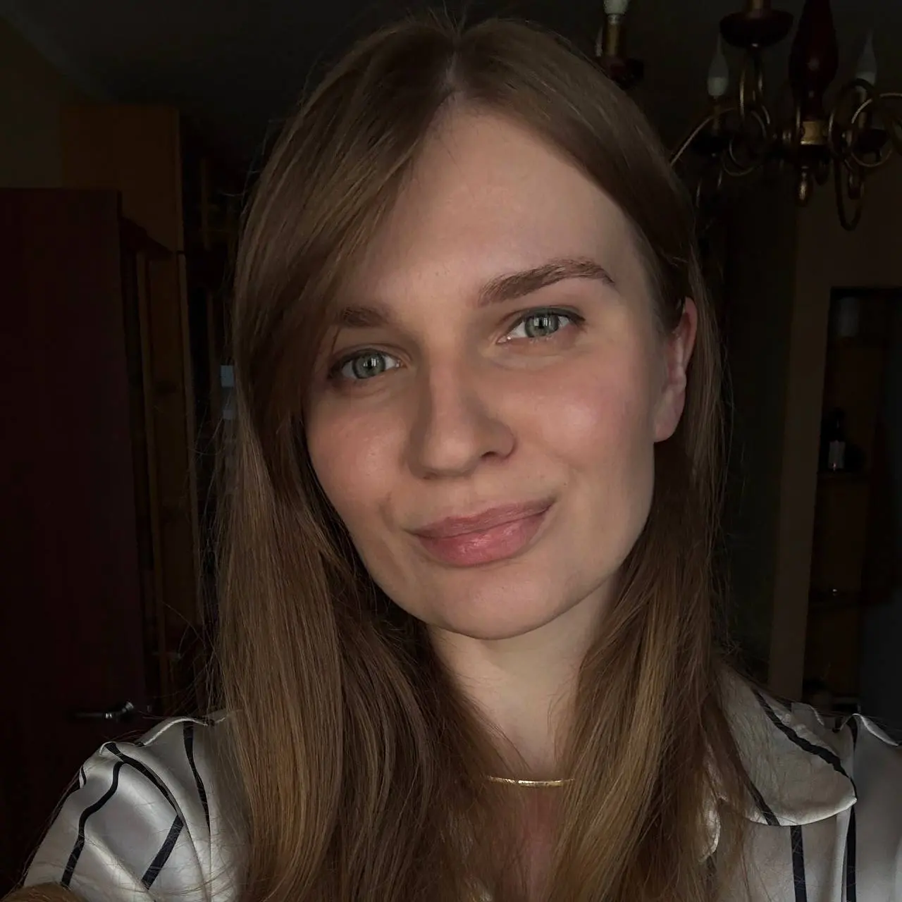 Про что этот канал
Иногда, чтобы что-то изменить,
не нужно ломать всю жизнь.
Иногда достаточно выйти из одного состояния и зайти в другое.
Привет, я Настя | Сетка — социальная сеть от hh.ru