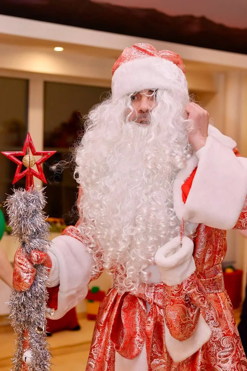ЧУДЕСНОГО НОВОГО ГОДА, ДРУЗЬЯ! 🎄✨
Я правда верю —
чудеса не падают с неба 🎁
Мы делаем их сами. Каждый день.
Мысли → действия → результат | Сетка — социальная сеть от hh.ru