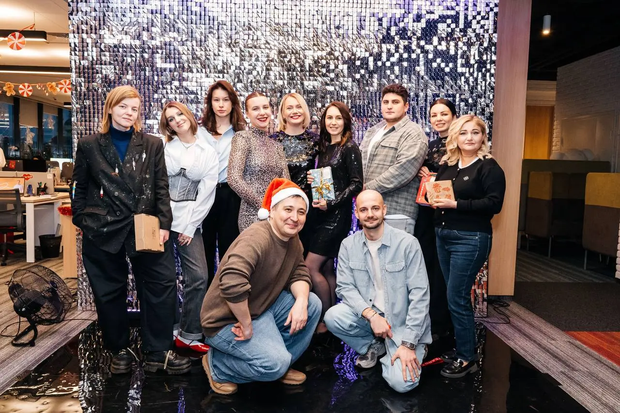 «Ура, каникулы!»
Как я мечтала это сказать😅 и пока я еще не до коннца ушла отдыхать, поделюсь с вами атмосферой нашей новогодней вечеринки в офисе #2mood ✨ 🎄 🎅
На фото с любимой HR командой, коллегами... | Сетка — социальная сеть от hh.ru