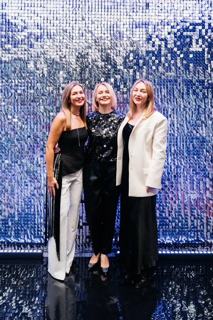 «Ура, каникулы!»
Как я мечтала это сказать😅 и пока я еще не до коннца ушла отдыхать, поделюсь с вами атмосферой нашей новогодней вечеринки в офисе #2mood ✨ 🎄 🎅
На фото с любимой HR командой, коллегами... | Сетка — социальная сеть от hh.ru