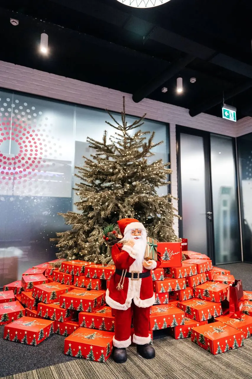 «Ура, каникулы!»
Как я мечтала это сказать😅 и пока я еще не до коннца ушла отдыхать, поделюсь с вами атмосферой нашей новогодней вечеринки в офисе #2mood ✨ 🎄 🎅
На фото с любимой HR командой, коллегами... | Сетка — социальная сеть от hh.ru