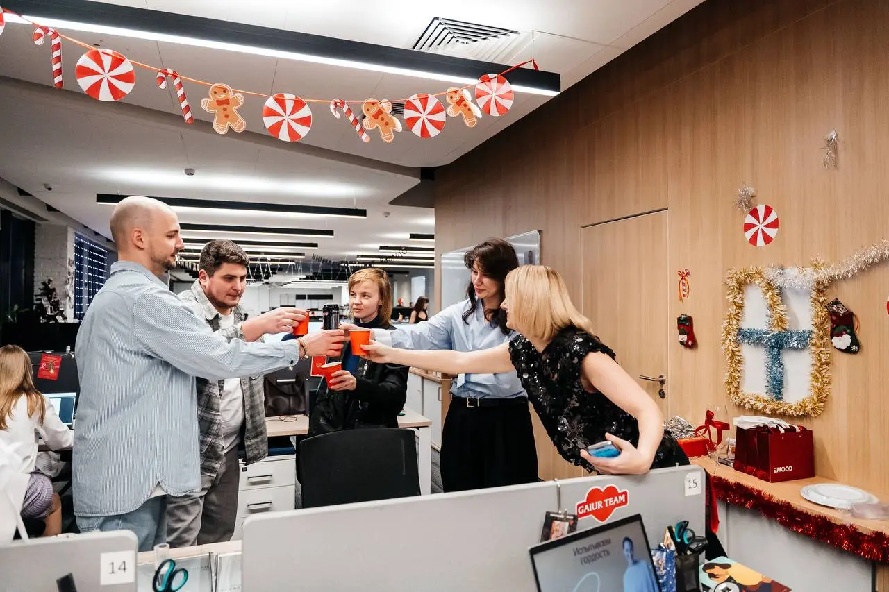 «Ура, каникулы!»
Как я мечтала это сказать😅 и пока я еще не до коннца ушла отдыхать, поделюсь с вами атмосферой нашей новогодней вечеринки в офисе #2mood ✨ 🎄 🎅
На фото с любимой HR командой, коллегами... | Сетка — социальная сеть от hh.ru