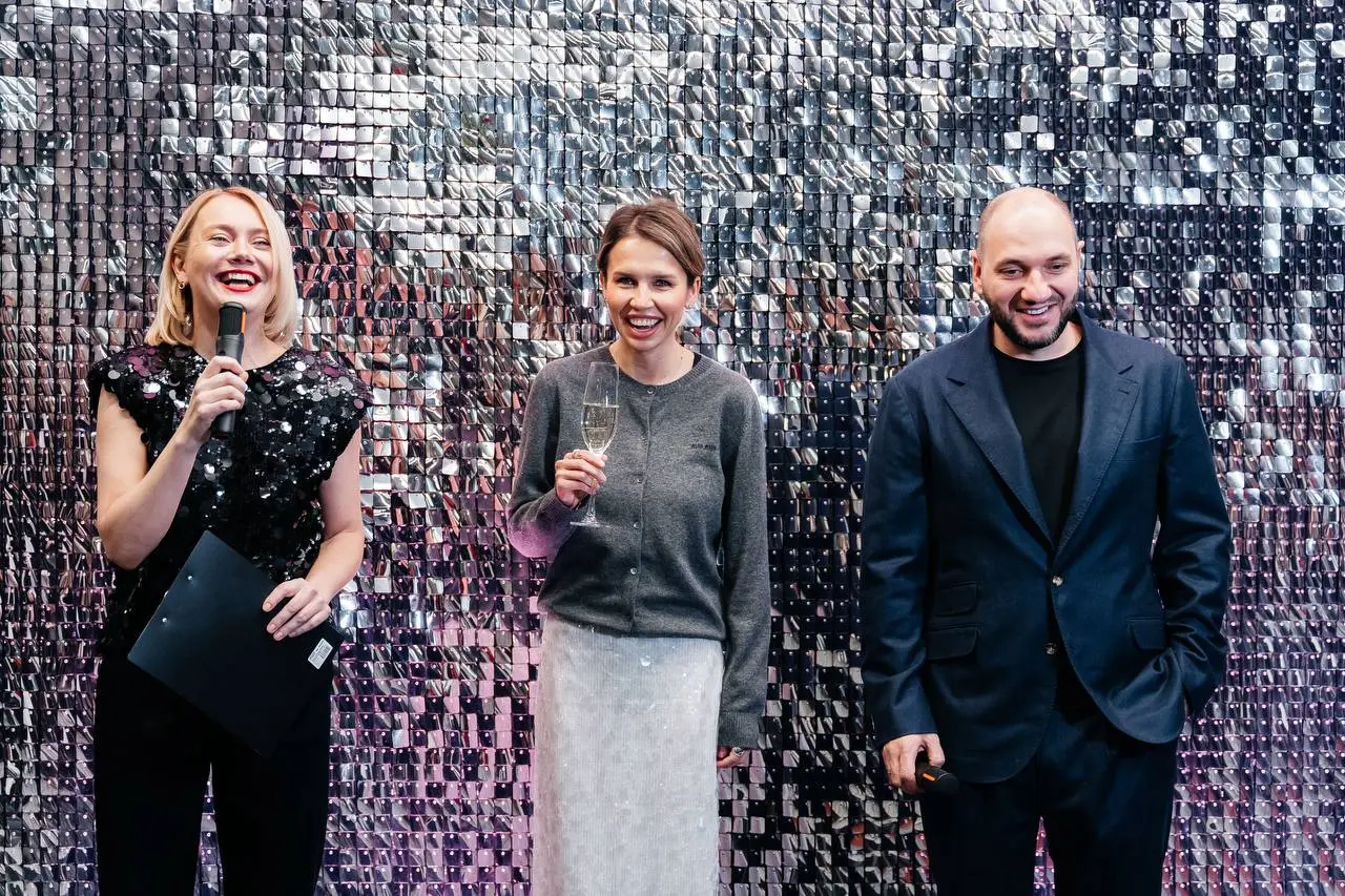 «Ура, каникулы!»
Как я мечтала это сказать😅 и пока я еще не до коннца ушла отдыхать, поделюсь с вами атмосферой нашей новогодней вечеринки в офисе #2mood ✨ 🎄 🎅
На фото с любимой HR командой, коллегами... | Сетка — социальная сеть от hh.ru