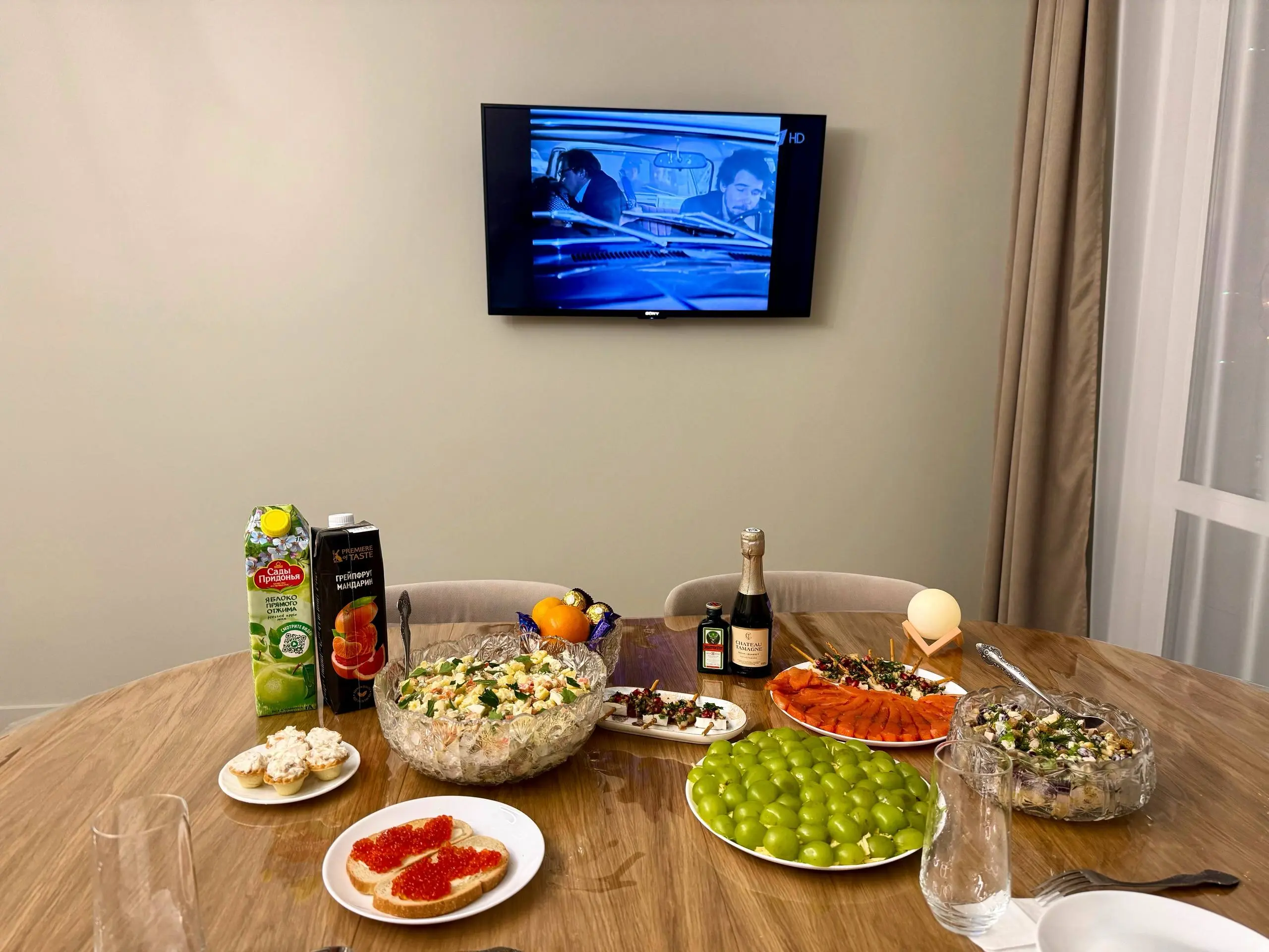 Ready. Steady. Go. 😻
#НовыйГод #Классика #Барнаул



Вот уже девятый год подряд я выставляю Новогодний стол в соцсетях. И девятый год подряд я праздную Новый год дома | Сетка — социальная сеть от hh.ru