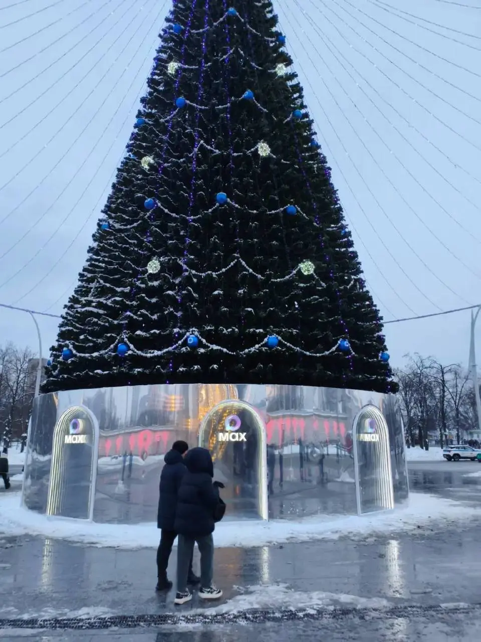 «Max, это ненормально уже». В России нашли самую жуткую ёлку в стиле госмессенджера Max. Там даже ёлочные игрушки Max!
По слухам, в шариках спрятали камеры | Сетка — социальная сеть от hh.ru