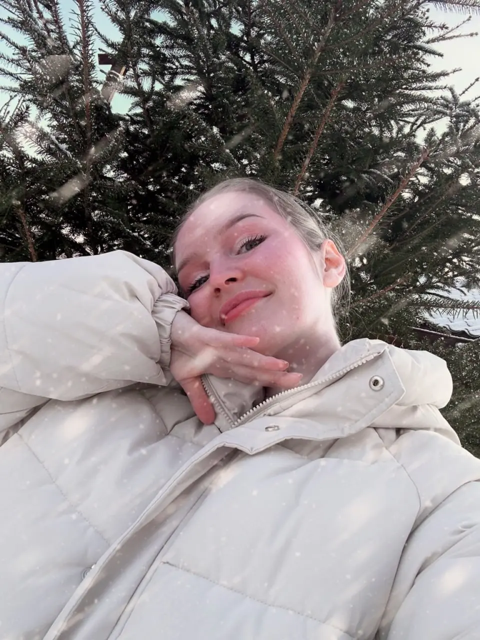 Что у меня НЕ получилось в 2025
В этом году я решила посмотреть не только на победы, но и на откаты. Потому что именно на них, как ни странно, и строится по-настоящему устойчивая жизнь
1 | Сетка — социальная сеть от hh.ru