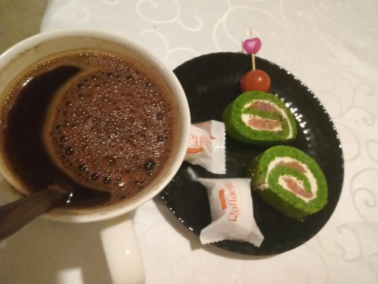 Пью кофе, не денежный, а самый обычный. Кофе это моя любовь, которая с годами трансформировалась,- сейчас пью только натуральный и без сахара | Сетка — социальная сеть от hh.ru