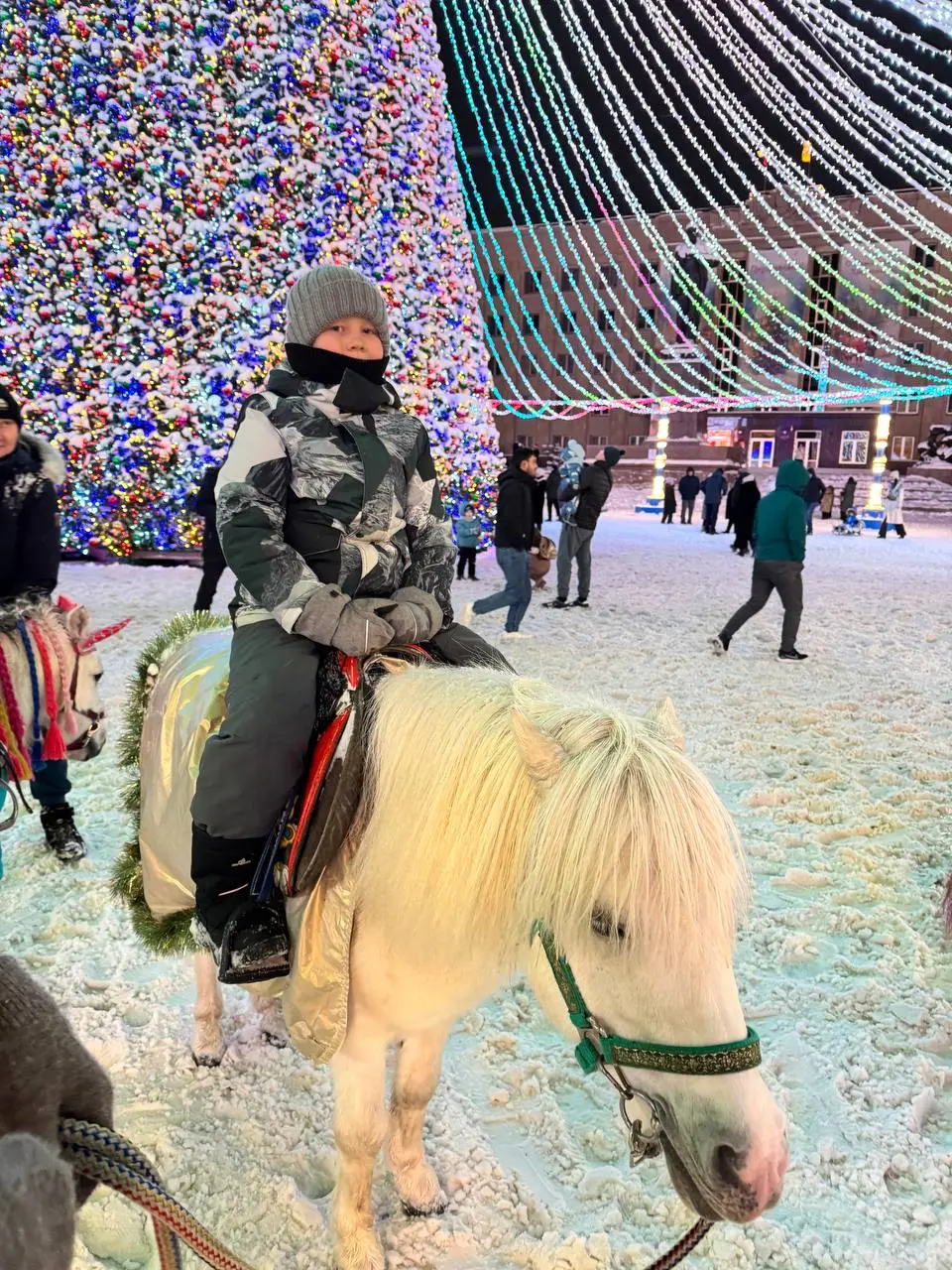 *С Новым годом, дорогие🎄✨
Пусть год будет наполнен смелыми мечтами, целями и маленькими победами каждый день💕🔥
Вокруг будет любовь, свет и улыбки, а сердце — полное волшебства | Сетка — социальная сеть от hh.ru