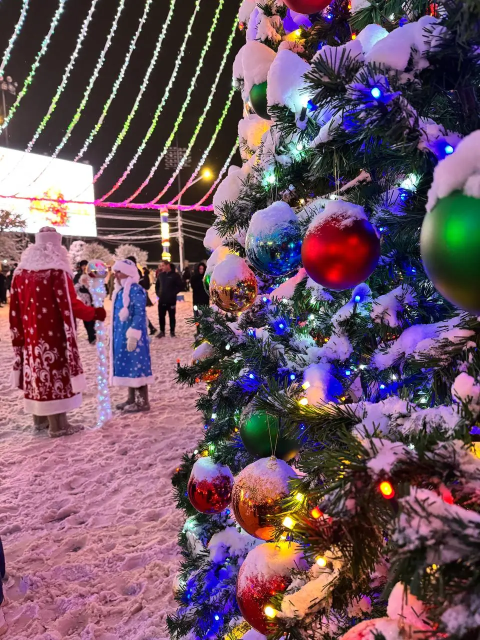 *С Новым годом, дорогие🎄✨
Пусть год будет наполнен смелыми мечтами, целями и маленькими победами каждый день💕🔥
Вокруг будет любовь, свет и улыбки, а сердце — полное волшебства | Сетка — социальная сеть от hh.ru