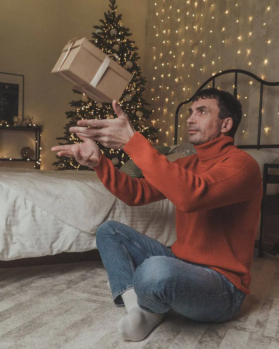 С наступившим Новым годом, дорогие друзья! 🎄
Пусть этот год принесёт в каждый дом самое важное:
❤️ любовь и тепло
😊 радость и спокойствие
💪 здоровье
💰 уверенность в завтрашнем дне
Пусть Новый год буде... | Сетка — социальная сеть от hh.ru