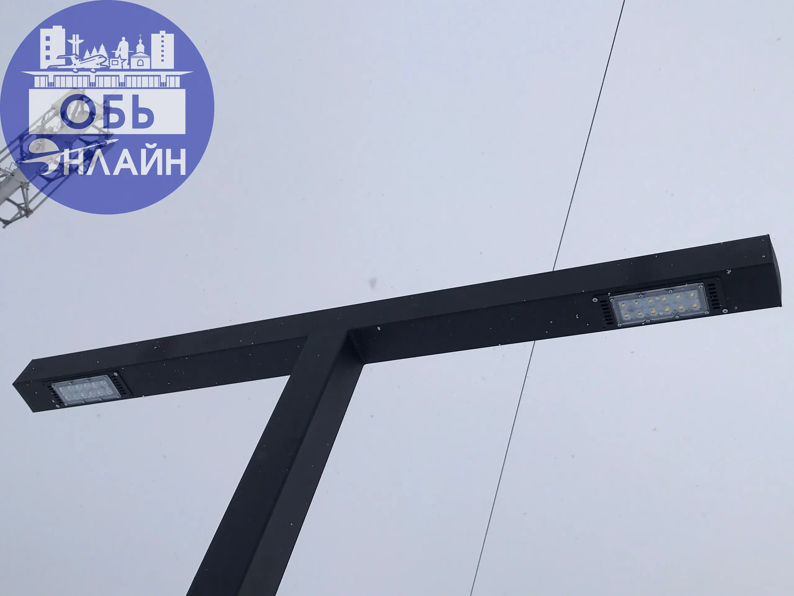 ↗ Это убожество не станет лучше.
Жители города думали, что на появившиеся «виселицы» весной повесят абажуры фонарей. Это хоть как-то исправило внешний вид страшных чёрных железных станин.
Но нет | Сетка — социальная сеть от hh.ru