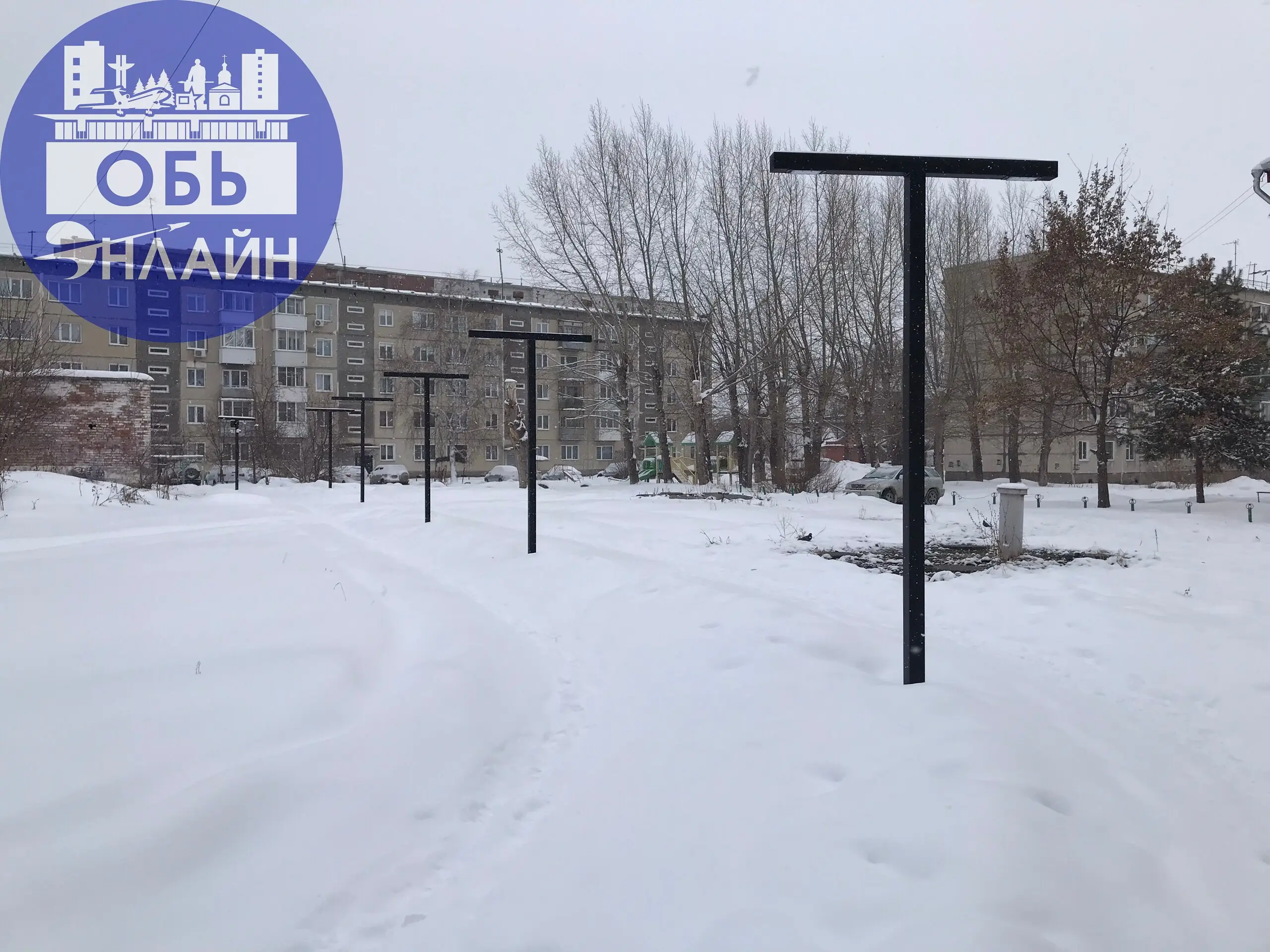 ↗ Это убожество не станет лучше.
Жители города думали, что на появившиеся «виселицы» весной повесят абажуры фонарей. Это хоть как-то исправило внешний вид страшных чёрных железных станин.
Но нет | Сетка — социальная сеть от hh.ru