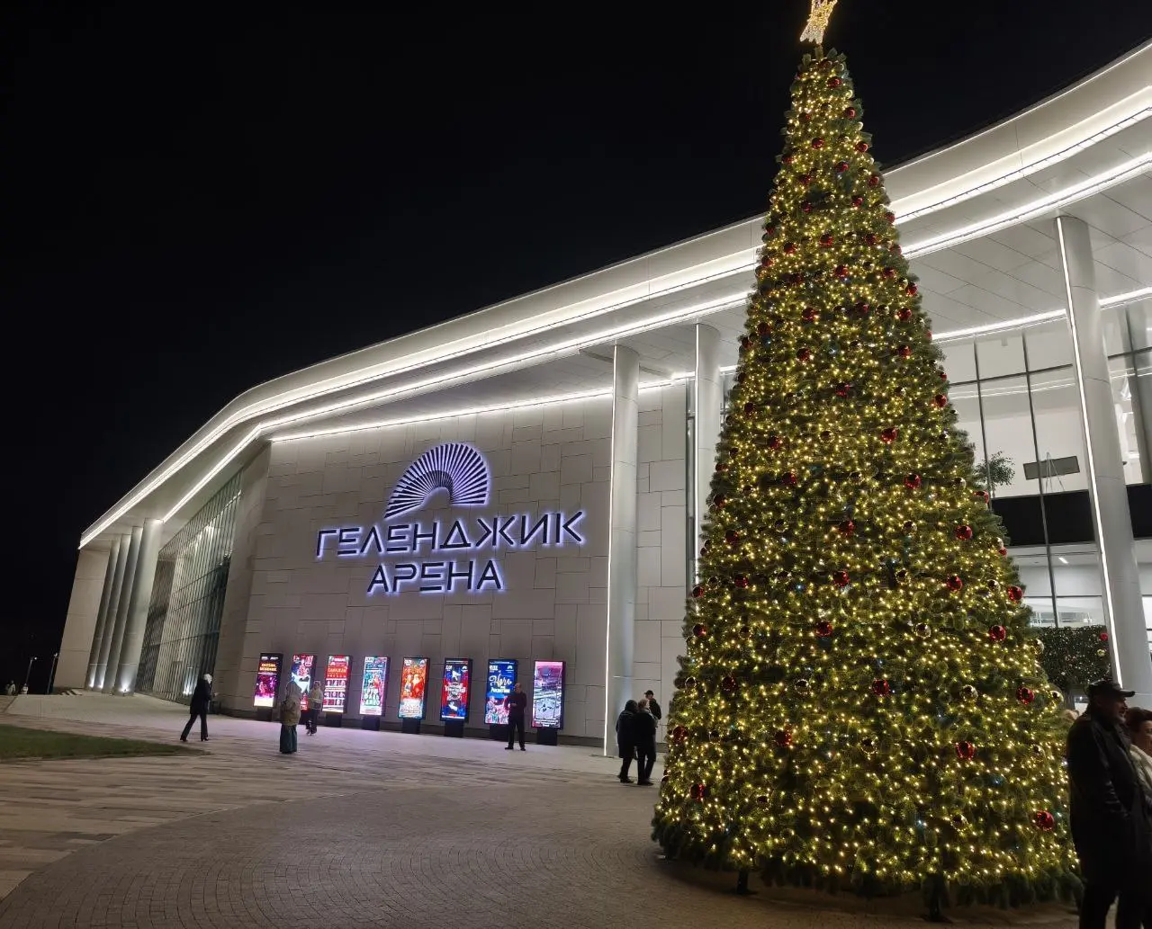 Про концерт от проекта Люмисфера:
Это полноценная шоу-программа с участием симфонического оркестра, вокалистов и даже зрителей, проходящие в окружении свечей | Сетка — социальная сеть от hh.ru