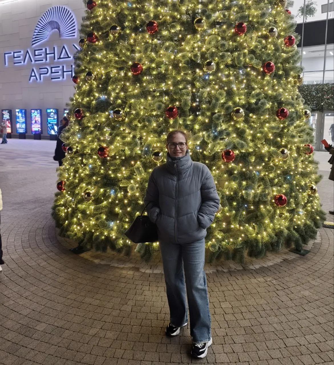 Про концерт от проекта Люмисфера:
Это полноценная шоу-программа с участием симфонического оркестра, вокалистов и даже зрителей, проходящие в окружении свечей | Сетка — социальная сеть от hh.ru