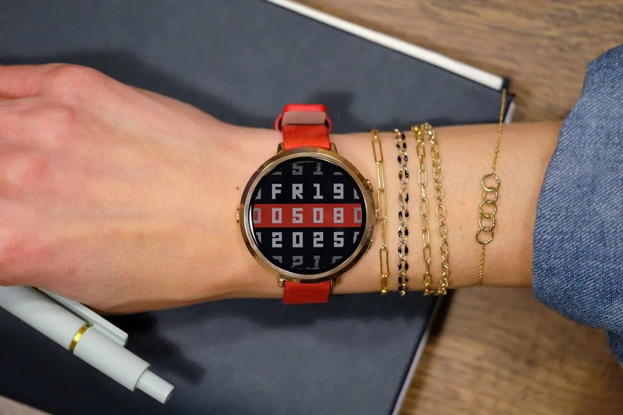 Pebble Round 2
Корпус: Толщина корпуса составляет всего 7.5 мм, а вес — 28 грамм. На данный момент это одни из самых легких и тонких смарт-часов на рынке | Сетка — социальная сеть от hh.ru