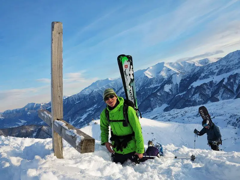 ⛰️⛰️❄️ Фрирайд в Грузии: где кататься вне трасс
🏔️ Гудаури — главный фрирайд-курорт страны
Открытые склоны, длинные линии от подъёмников 🚡, кулуары и простор для выбора маршрутов | Сетка — социальная сеть от hh.ru