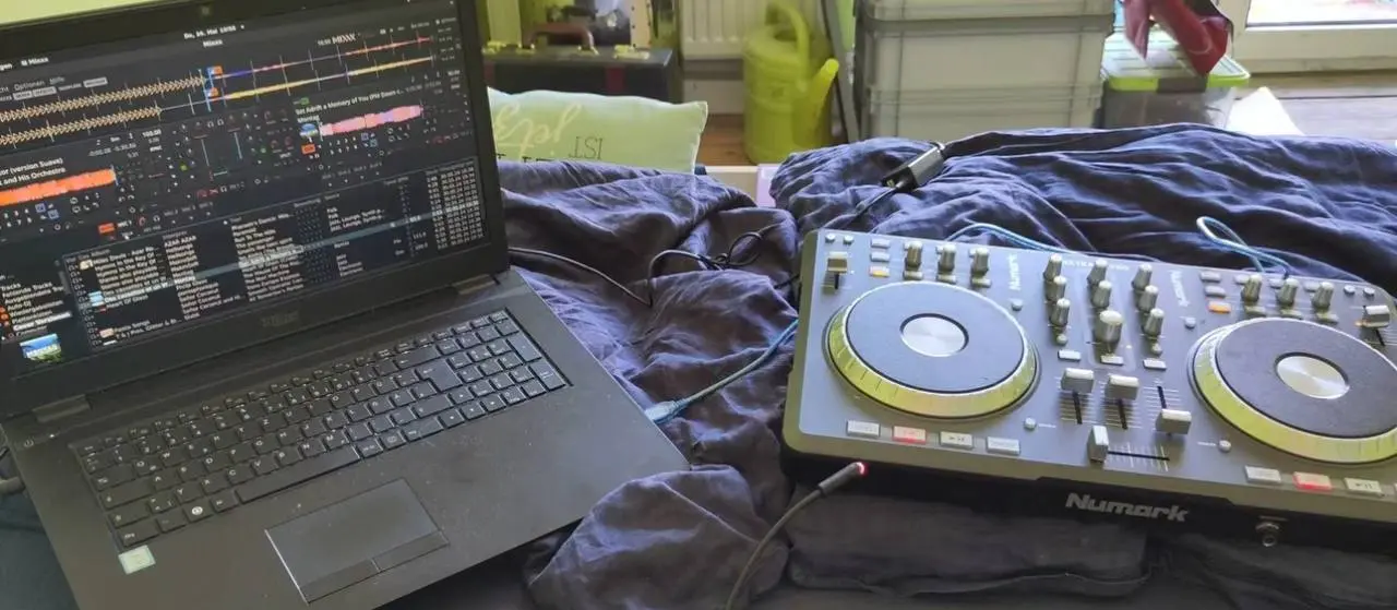 Mixxx
Mixxx — это бесплатное DJ программное обеспечение для GNU/Linux, Windows и macOS, позволяющее проводить живые DJ-сеты | Сетка — социальная сеть от hh.ru