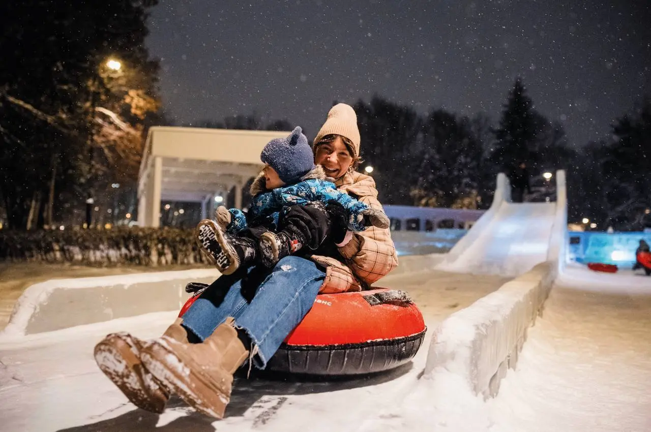 ❄️ Ледяной городок открыли на Северном речном вокзале
пн-вс: 12:00-20:00, в выходные и праздничные дни: 10:00-22:00
В центре ледяной застройки находится большой лабиринт и горки с тюбингом | Сетка — социальная сеть от hh.ru