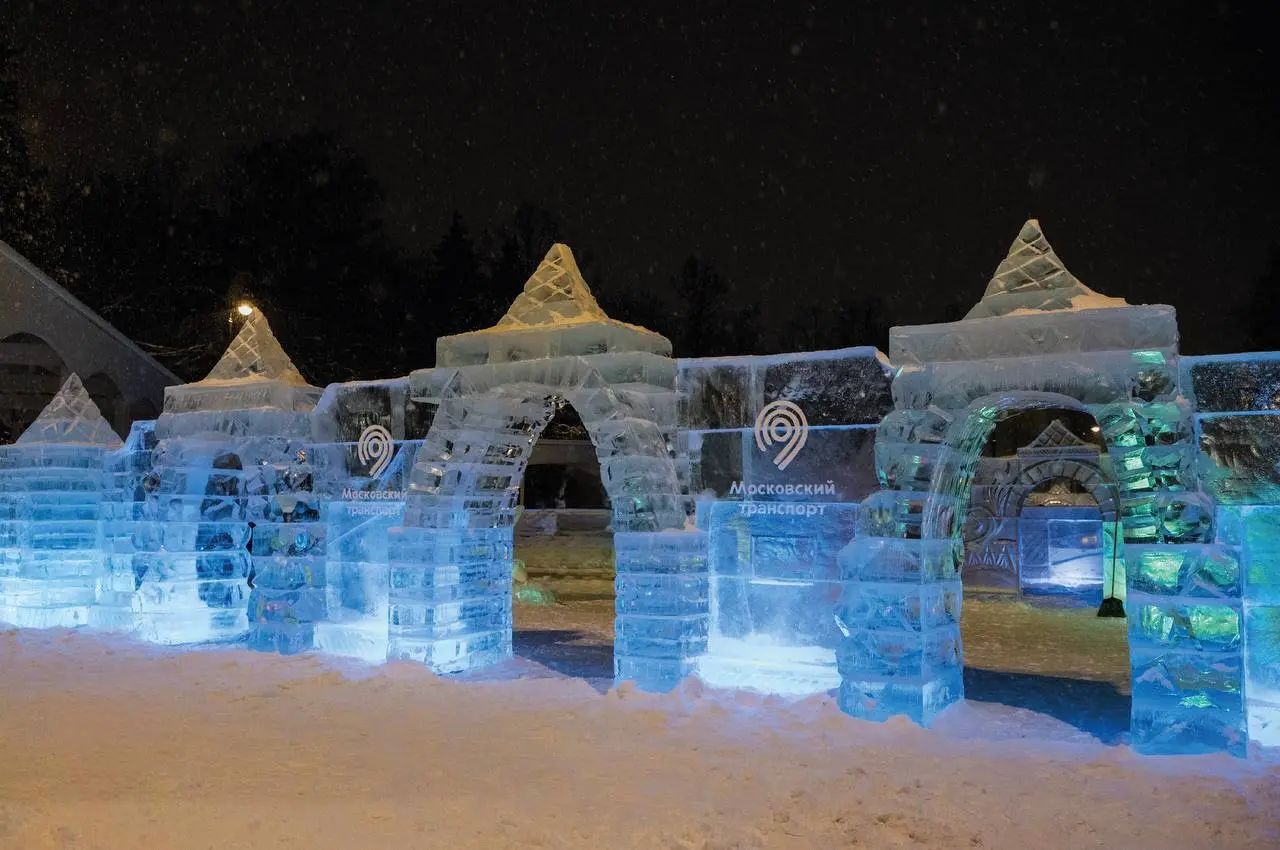 ❄️ Ледяной городок открыли на Северном речном вокзале
пн-вс: 12:00-20:00, в выходные и праздничные дни: 10:00-22:00
В центре ледяной застройки находится большой лабиринт и горки с тюбингом | Сетка — социальная сеть от hh.ru