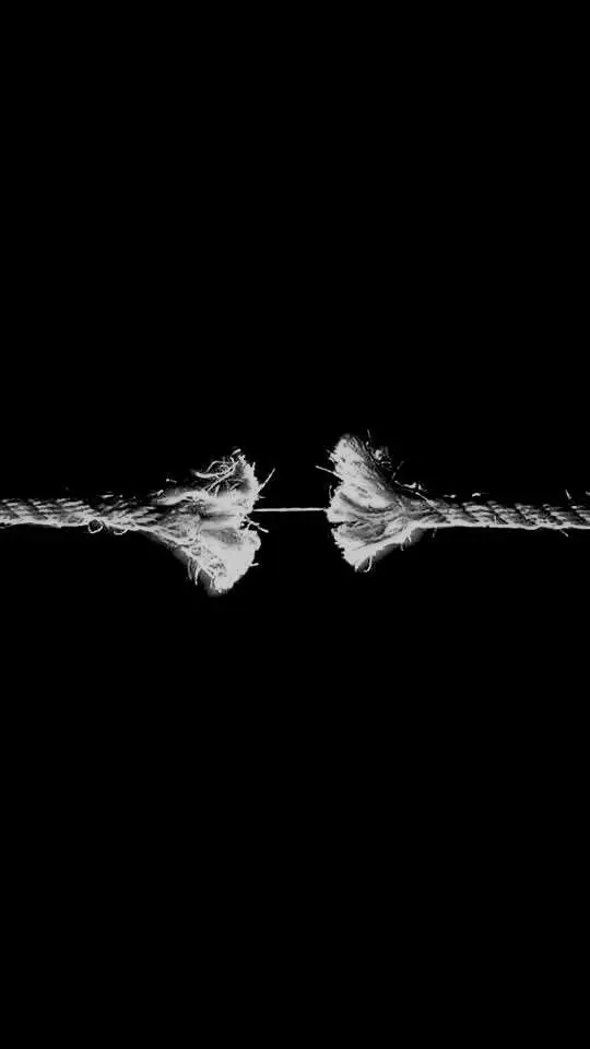 🌌 ЭКЗИСТЕНЦИАЛЬНЫЕ СТРАХИ: КАК С НИМИ ОБХОДИТЬСЯ, НЕ ПОГРУЖАЯСЬ В ТРЕВОГУ
Иногда накатывает не просто тревога, а что-то большее. Острое чувство одиночества посреди шумной компании | Сетка — социальная сеть от hh.ru