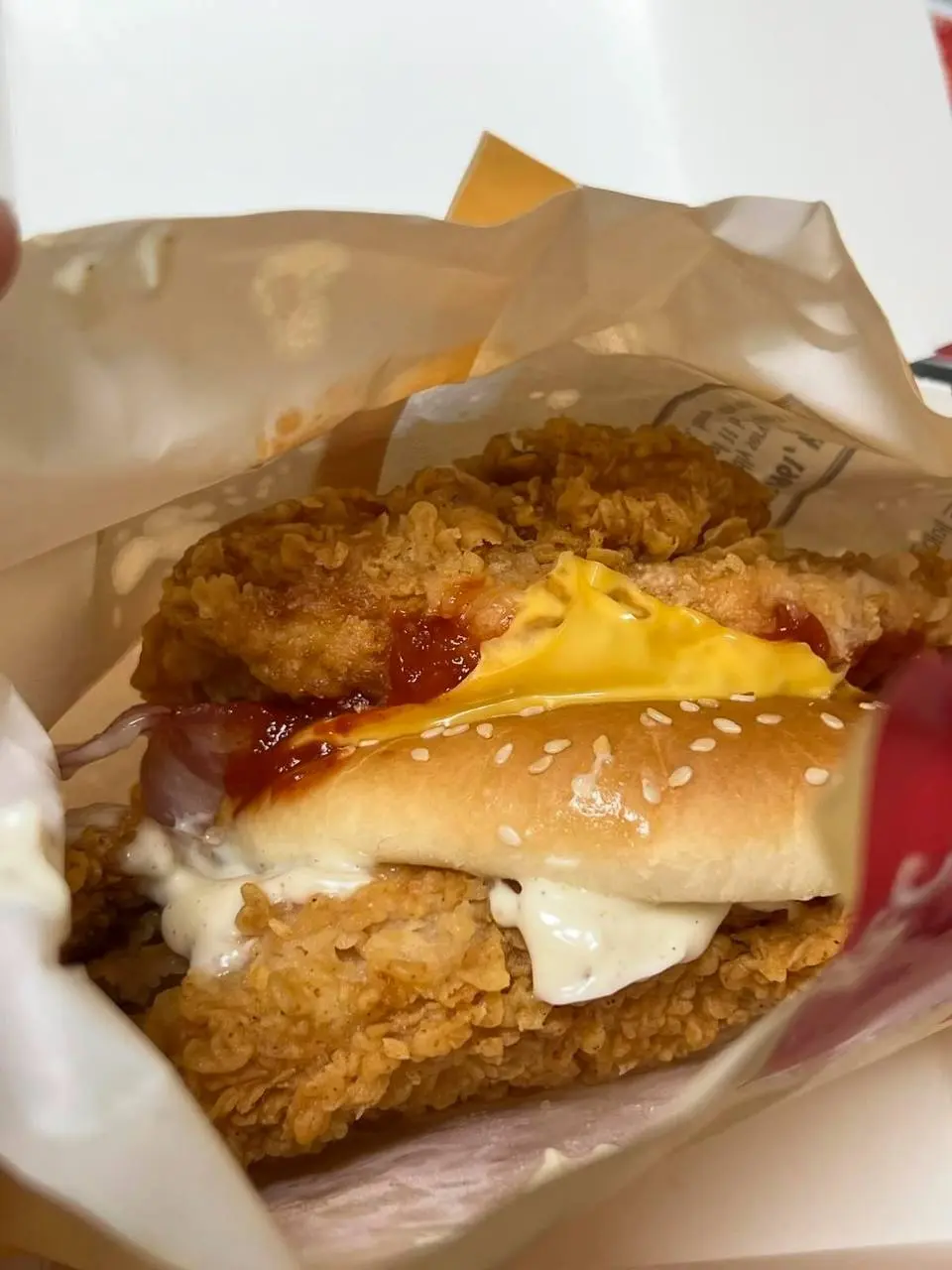 В KFC обнаружен бургер наизнанку — да, это отсылка к обратной стороне из «Очень странных дел».
Вместо булочек у него куриное филе, а на место куриного филе прямо посередине — булочка с кунжутом | Сетка — социальная сеть от hh.ru