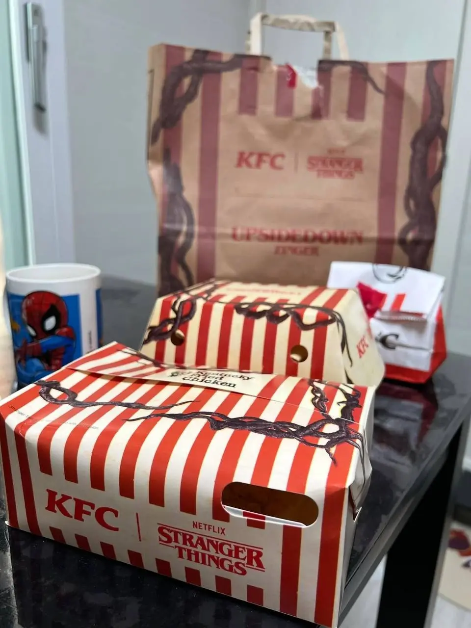 В KFC обнаружен бургер наизнанку — да, это отсылка к обратной стороне из «Очень странных дел».
Вместо булочек у него куриное филе, а на место куриного филе прямо посередине — булочка с кунжутом | Сетка — социальная сеть от hh.ru