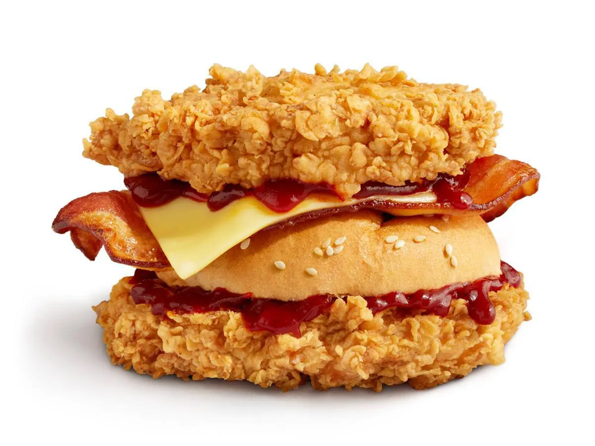 В KFC обнаружен бургер наизнанку — да, это отсылка к обратной стороне из «Очень странных дел».
Вместо булочек у него куриное филе, а на место куриного филе прямо посередине — булочка с кунжутом | Сетка — социальная сеть от hh.ru