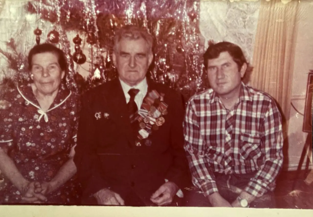 Ностальгия по заводским Новым годам прошлого📸
Так, несмотря на все трудности того времени, по-душевному и тепло встречали праздник наши коллеги — самодельные костюмы, подарки, нарядная ёлка и праздник... | Сетка — социальная сеть от hh.ru