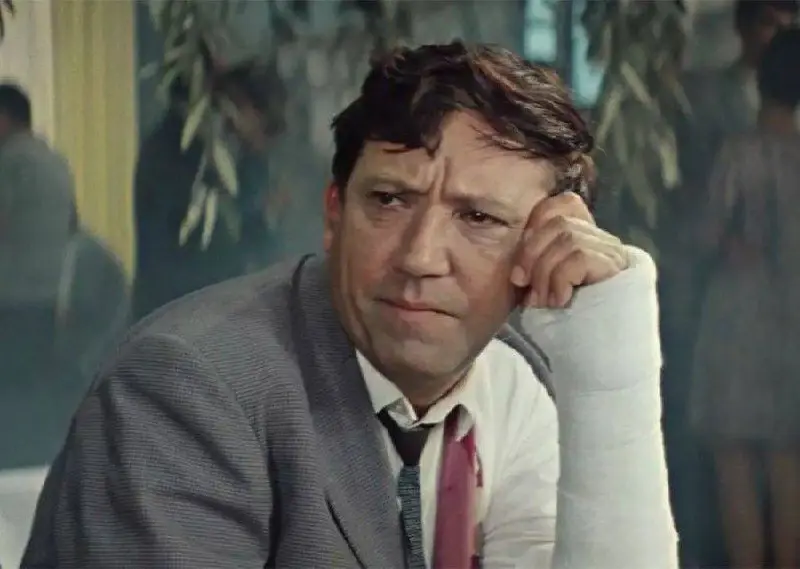 Сеня, береги не руку, а учи МАТ - часть 🤬
Я только что дослушала #подкаст Самопознание с Юлей Меньшовой и что имею сказать…
Знаете, русский — он как тот самый друг, который вечно подкидывает сложные з... | Сетка — социальная сеть от hh.ru