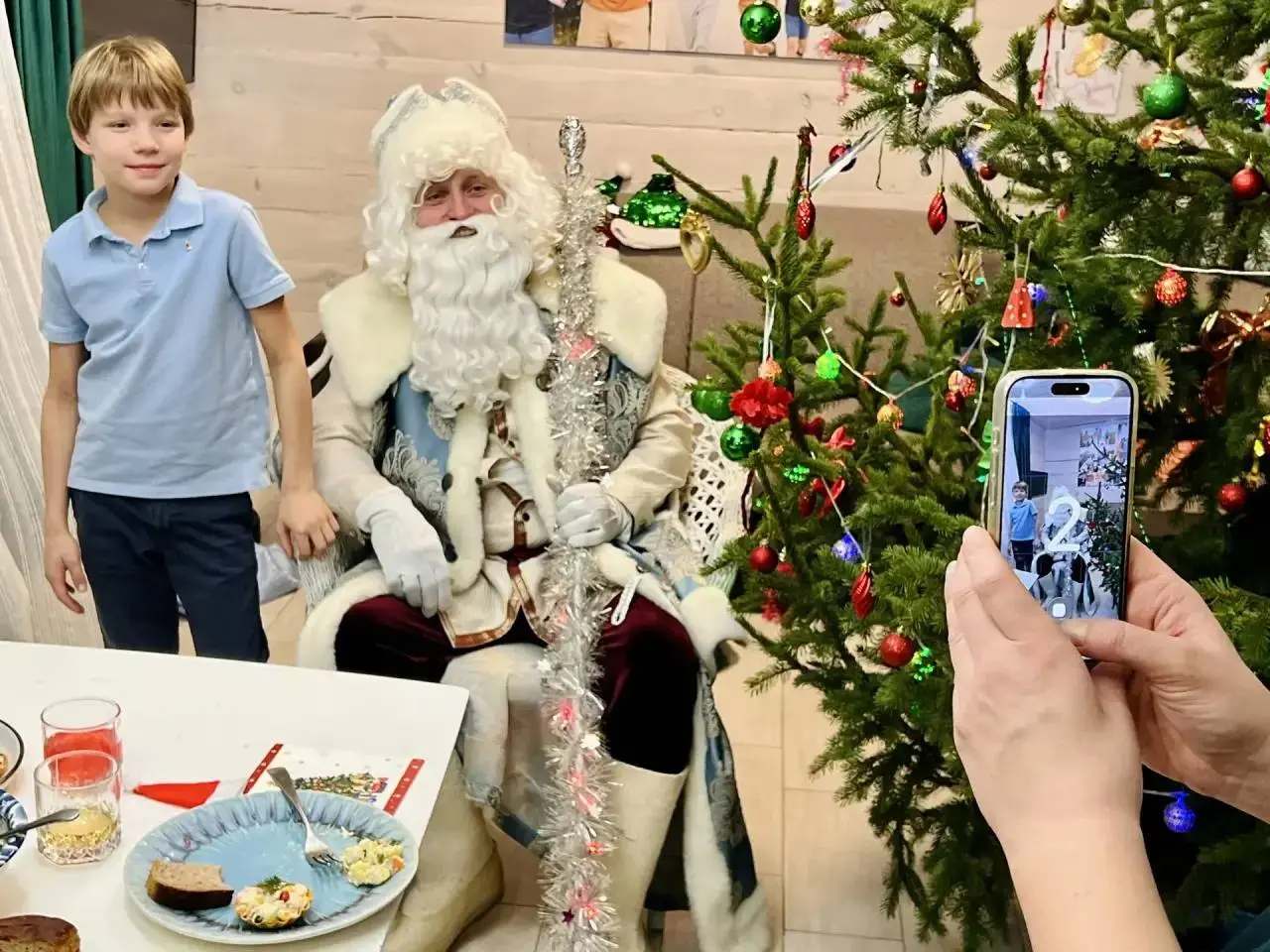 🎄 Как мы встретили этот Новый год
Он получился… не таким, как планировали.
Но, наверное, именно таким, каким был нужен.
Утром 31-го заболели Демьян и Родион.
Высокая температура, слабость | Сетка — социальная сеть от hh.ru