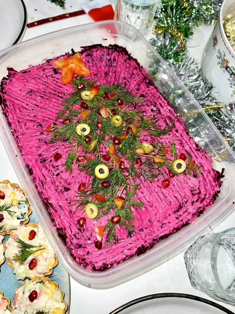 🎄 Как мы встретили этот Новый год
Он получился… не таким, как планировали.
Но, наверное, именно таким, каким был нужен.
Утром 31-го заболели Демьян и Родион.
Высокая температура, слабость | Сетка — социальная сеть от hh.ru
