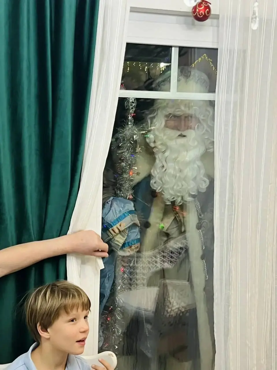 🎄 Как мы встретили этот Новый год
Он получился… не таким, как планировали.
Но, наверное, именно таким, каким был нужен.
Утром 31-го заболели Демьян и Родион.
Высокая температура, слабость | Сетка — социальная сеть от hh.ru