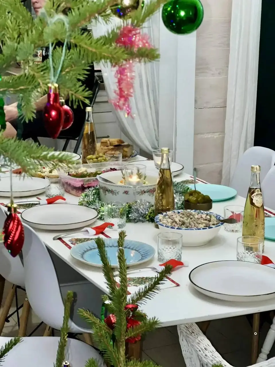 🎄 Как мы встретили этот Новый год
Он получился… не таким, как планировали.
Но, наверное, именно таким, каким был нужен.
Утром 31-го заболели Демьян и Родион.
Высокая температура, слабость | Сетка — социальная сеть от hh.ru