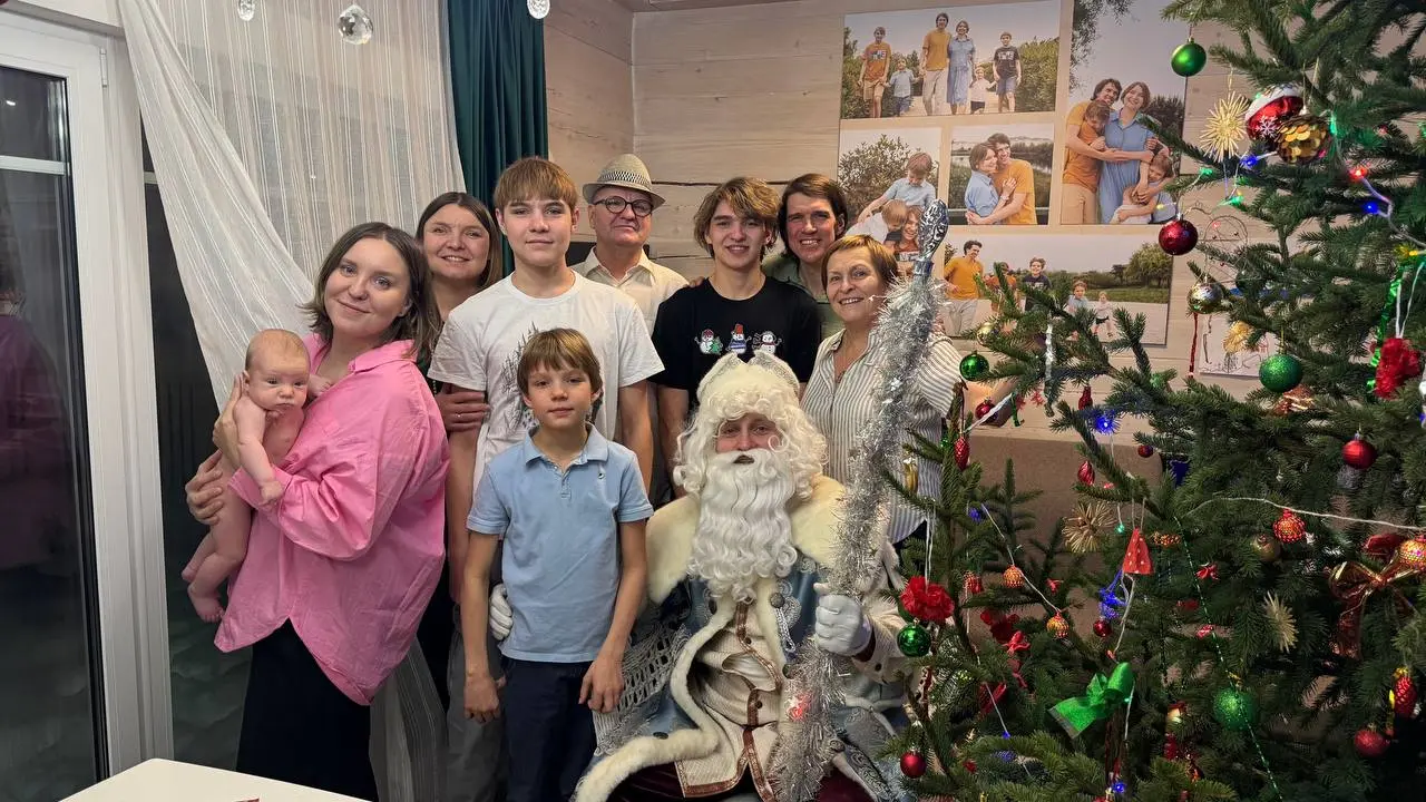 🎄 Как мы встретили этот Новый год
Он получился… не таким, как планировали.
Но, наверное, именно таким, каким был нужен.
Утром 31-го заболели Демьян и Родион.
Высокая температура, слабость | Сетка — социальная сеть от hh.ru