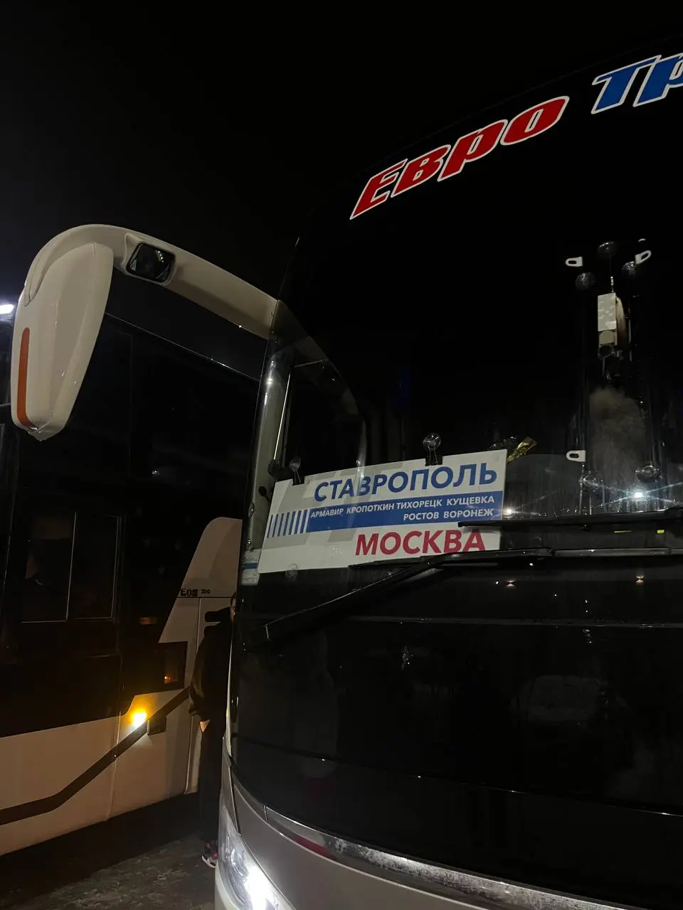 первое правило поездки на автобусе: чем хуже ты выглядишь, тем лучше
последнее, что хочу делать в 16-ти часовой дороге — это с кем-то общаться…
поэтому надеваем наушники, капюшон и ходим с недовольным... | Сетка — социальная сеть от hh.ru
