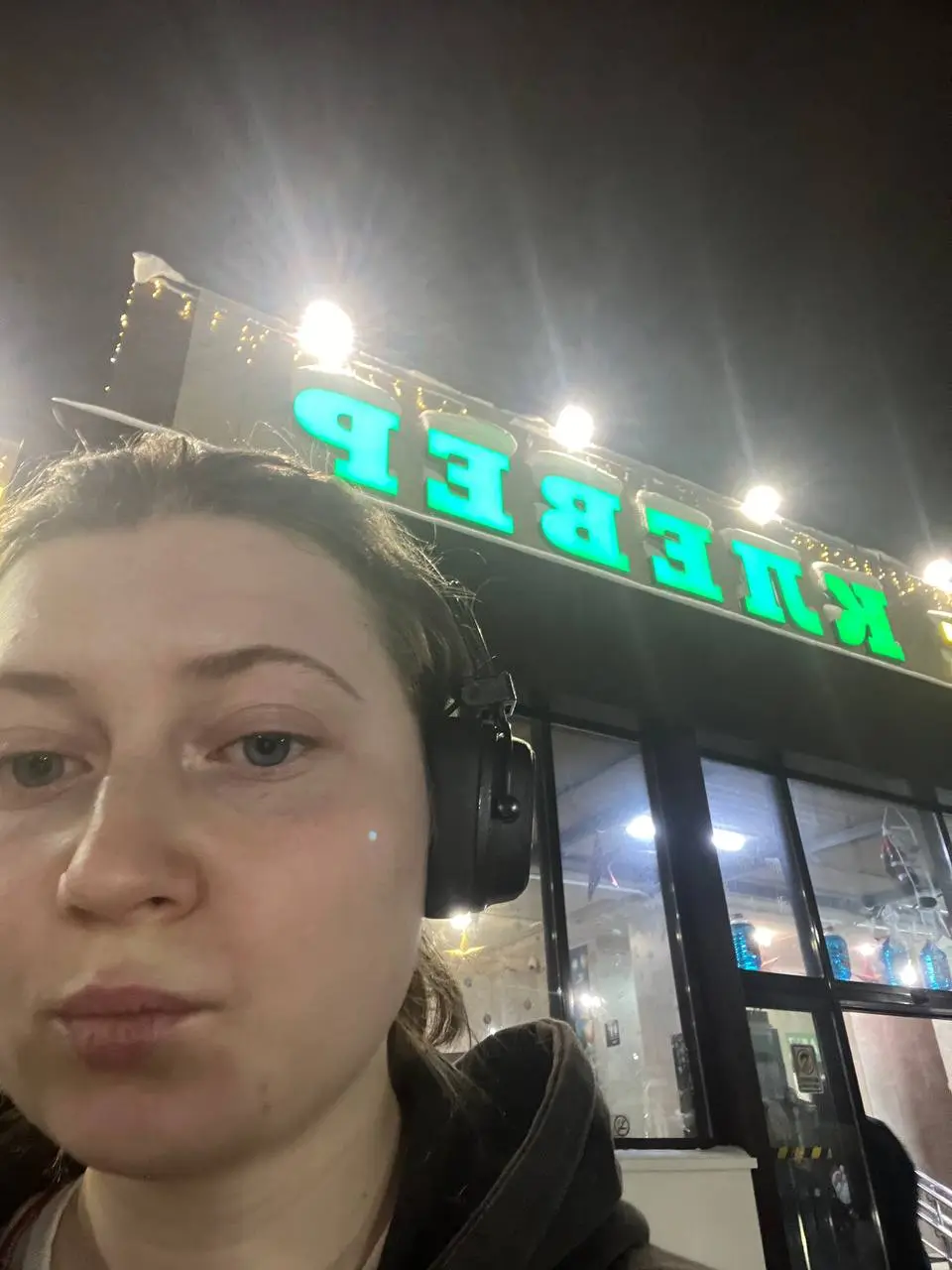 первое правило поездки на автобусе: чем хуже ты выглядишь, тем лучше
последнее, что хочу делать в 16-ти часовой дороге — это с кем-то общаться…
поэтому надеваем наушники, капюшон и ходим с недовольным... | Сетка — социальная сеть от hh.ru